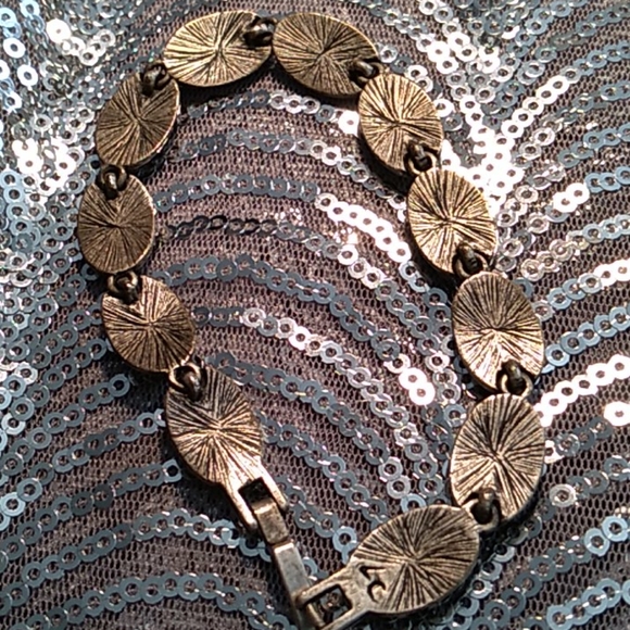 NEW. Necklace earrings and bracelet - Picture 6 of 8